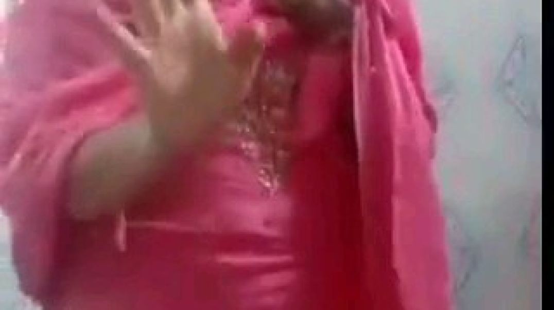 बांग्लादेश भाभी ने अपनी न्यूड वीडियो शूट की और अब चूत में उंगली की